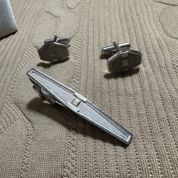 Elegant Silver Cufflinks and Tie Clip Set - Picture 6 of 11